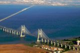 Nejdelším mostem na starém kontinentu je Most Vasca de Gamy přes řeku Tagus v Portugalsku. Měří 17 400 metrů.