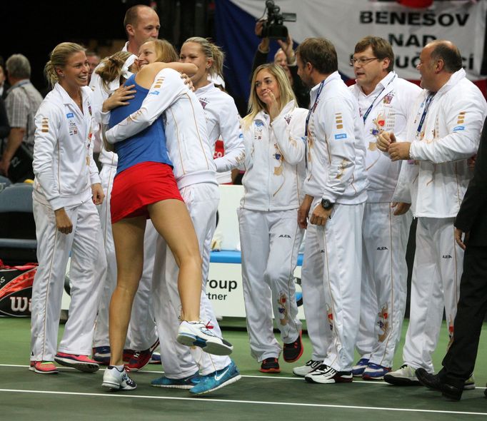 České tenistky slaví vítězství ve Fed Cupu 2012 nad Srbkami.