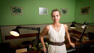 Ještě před pár lety snila Barbora Houtová o kariéře zubařky. Dnes tvoří šperky, které nesou otisk emocí, ženské síly i přírody – a na ruce nosí prsten s dračím kamenem.