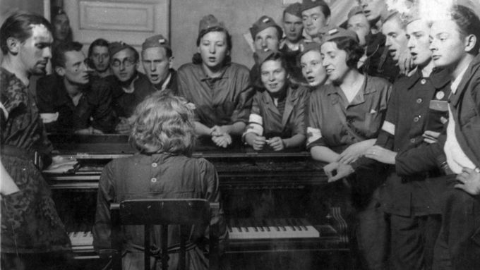 1. až 5. srpna 1944. Varšavští povstalci z roty Stefan zpívají u klavíru.