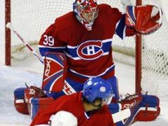 Gólman Cristobal Huet z Montrealu Canadiens je překonán střelcem Caroliny Hurricanes Justinem Williamsem.