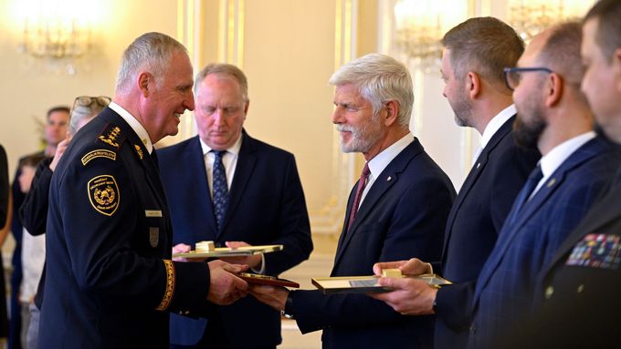 Oceněný Generálporučík Vladimír Vlček (vlevo) a prezident Petr Pavel při předávání ocenění Zlatý záchranářský kříž za nejlepší záchranářské činy roku 2024.