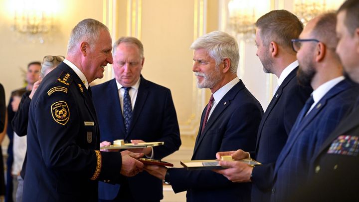 Vysvobodili kočárek z řeky nebo dělníky z tubusu. Prezident Pavel ocenil zachránce; Zdroj foto: ČTK