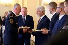 Vysvobodili kočárek z řeky nebo dělníky z tubusu. Prezident Pavel ocenil zachránce
