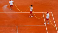 V úterý se kurty v Roland Garros nejprve kropily. pak přišla průtrž mračen.