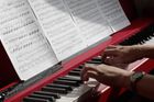 Hudební výchově v Česku se inovace vyhýbají. Když chybí učitel hudby, zaskočí fyzikář