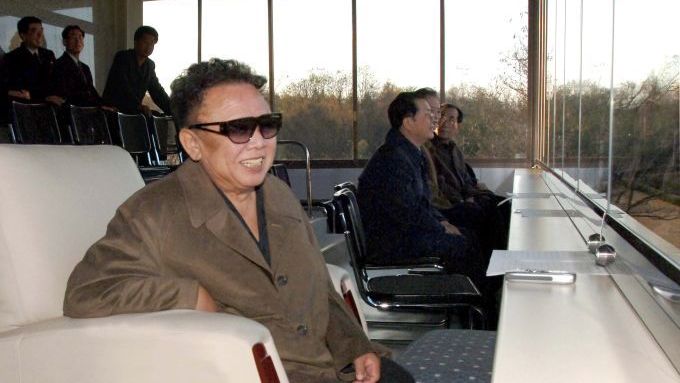 Kim Čong-il je prý zdráv a plný sil, na snímku sleduje fotbalový zápas