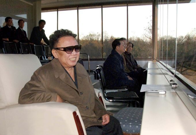 Kim Čong-il je prý zdráv a plný sil, na snímku sleduje fotbalový zápas