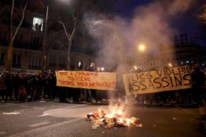 Policisté jsou násilníci a vrazi, skandovali v Paříži. Demonstranti zapalovali auta a házeli kameny