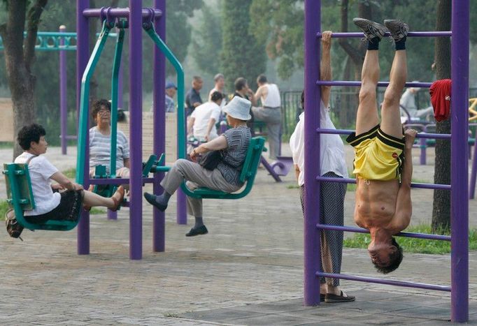 Rozcvička v pondělí ráno. Peking má obrovské problémy se smogem, jedině ráno se dá vyjít do parku a cvičit nebo relaxovat.