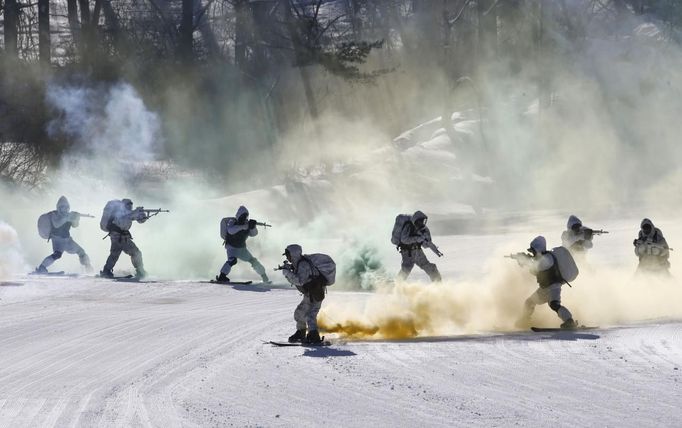 South Korean and U.S. marines attend a winter military drill in Pyeongchang, about 180 km (112 miles) east of Seoul February 7, 2013. North Korea has vowed to conduct more rocket and nuclear tests in response to a U.N. censure for its launch of a long-range missile launch in December. On Tuesday, it vowed "stronger" but unspecified actions in addition to the test. REUTERS/Lee Jae-Won (SOUTH KOREA - Tags: MILITARY TPX IMAGES OF THE DAY) Published: Úno. 7, 2013, 9:51 dop.