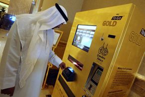 Ve zlaté hale hotelu v Abú Zabí padá z pozlaceného automatu zlato