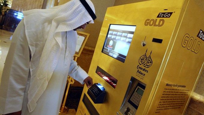 Ve zlaté hale hotelu v Abú Zabí padá z pozlaceného automatu zlato