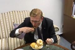 Bělobrádek si střílí z Babišova pořadu. Jen čekám, kdo mě zlobbuje, žertuje v Pavlově cukrárně