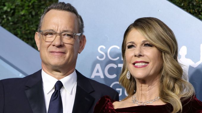 Herec Tom Hanks a jeho žena Rita Wilsonová se v Austrálii nakazili koronavirem a následně tam strávili dva týdny v karanténě. Nyní jsou zpět ve Spojených státech, odkud herec napsal dopis Coronovi.