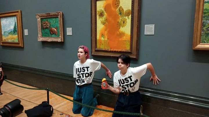 Další obraz. Ekologické aktivistky vychrstly polévku na van Goghovy Slunečnice; Zdroj foto: Reuters