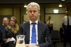 Wilders se opřel do královny Beatrix. Měla šátek