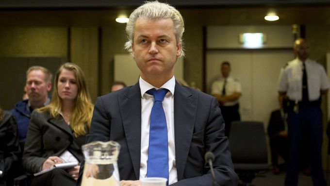 Kvůli fatwě, kterou proti němu vyhlásili islamisté, žije Wilders pod policejní ochranou.
