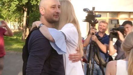 Kolegové radostně vítali Babčenka. Omluvil se, že jim nemohl nic dopředu prozradit