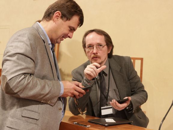 Iniciátor slovenského webu Konšpirátori.sk Juraj Smatana (vpravo) v Senátu 2. prosince 2019