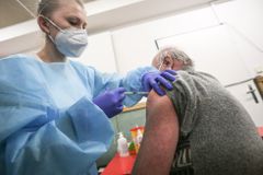 WHO: Proti šíření koronaviru bude nutné nasadit nové očkovací látky