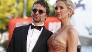 Americká herečka Kate Hudson a britský hudebník Matt Bellamy na zahájení festivalu.