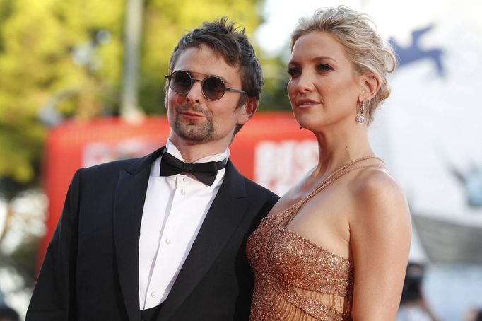 Americká herečka Kate Hudson a britský hudebník Matt Bellamy na zahájení festivalu.