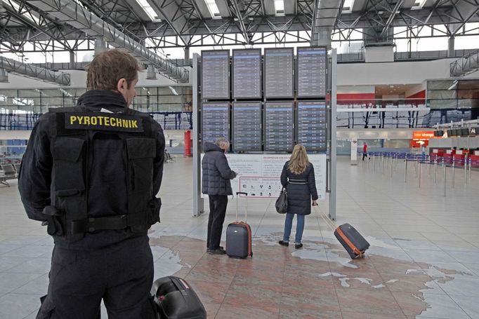 Mimořádná bezpečnostní opatření na pražském letišti po teroristických útocích v Bruselu.