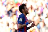 Brazilec Neymar má namířeno do Francie, kde by měl oblékat dres Paříže. Katarští majitelé PSG jsou ochotní katalánskému klubu vyplatit výkupní klauzuli v hodnotě 220 milionů eur (5,75 miliardy korun).