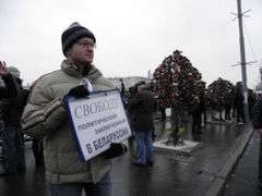 Demonstrant požadující svobodu politickým vězňům v Bělorusku