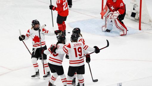 Radost kanadských hokejistek v semifinále v olympijského turnaje proti Švýcarsku.
