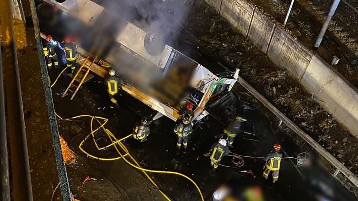 Ve zříceném autobusu u Benátek Češi zřejmě nebyli. Zemřelo 21 lidí, včetně dvou dětí