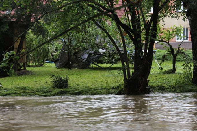 Na druhém břehu stála ještě minulý týden velká dětská trampolína.