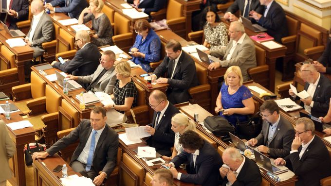 Záznam: Mimořádná schůze poslanců. Projednávali návrh KSČM na zdanění státních náhrad církvím