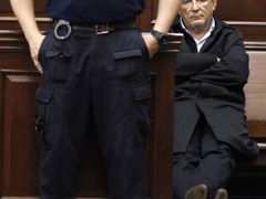 Zatímco kolegové jednali v Bruselu, DSK si natáhl nohy před lavici obžalovaných.