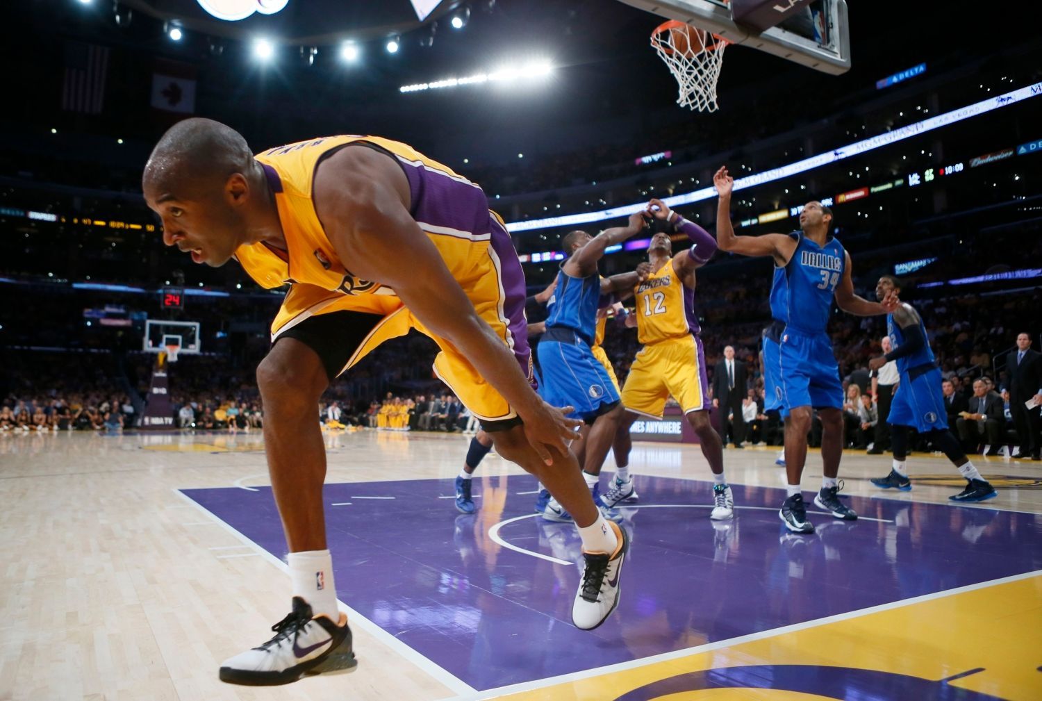Basketbalista Los Angeles Lakers Kobe Bryant v utkání NBA 2012/13 proti Dallasu Maverics.