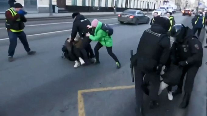 Ruská policie již zadržela více než 6 500 lidí na protestech proti válce na Ukrajině