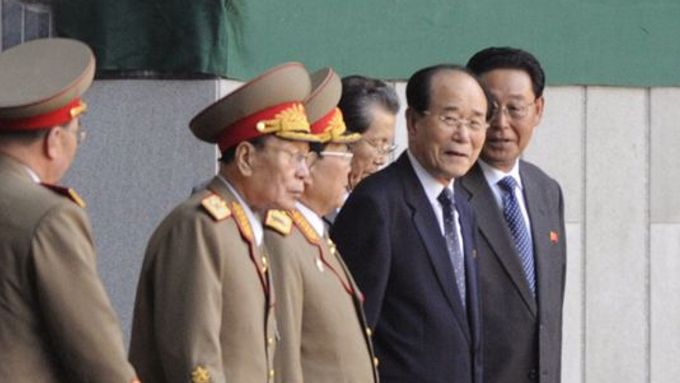 Kim Jong-nam (druhý zprava) na snímku z roku 2008.