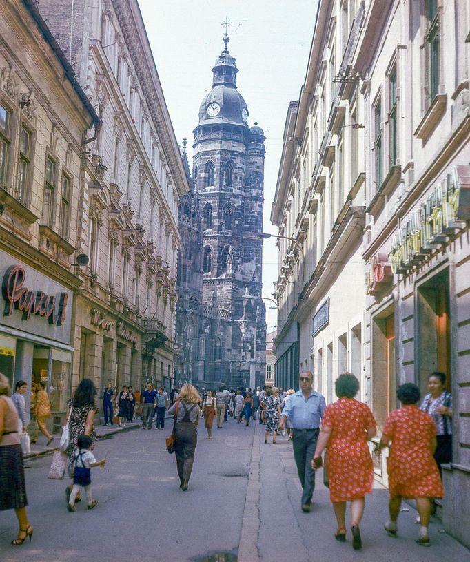 Mlýnská ulice naproti věži katedrály sv. Alžběty. Košice, rok 1976