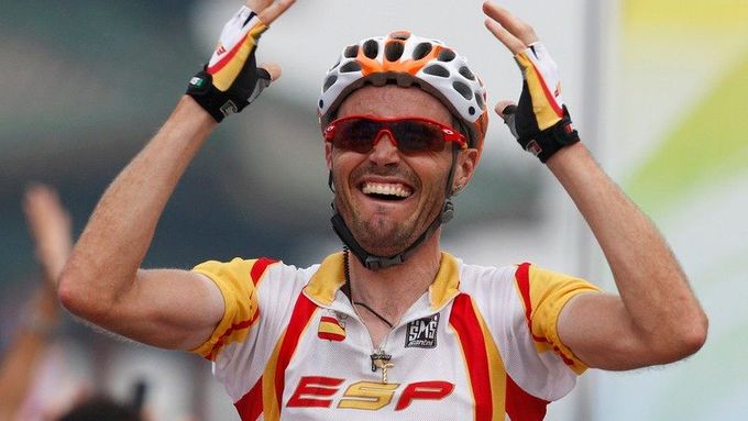 Samuel Sanchez se raduje z vítězství v olympijském silničním závodě mužů.