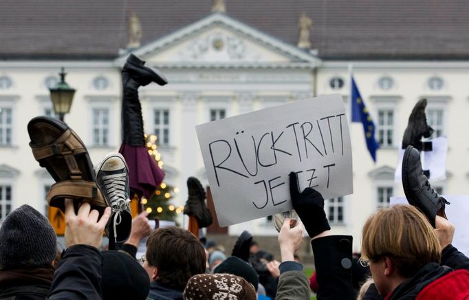 Odejdi, Wulffe! Mnoho Němců má jasno, co by měl prezident kvůli skandálu udělat.