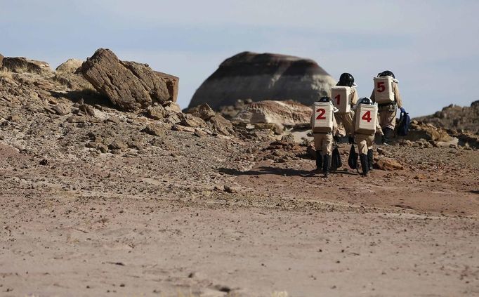 Members of Crew 125 EuroMoonMars B mission venture out in their simulated spacesuits to collect geologic samples for study at the Mars Desert Research Station (MDRS) in the Utah desert March 2, 2013. The MDRS aims to investigate the feasibility of a human exploration of Mars and uses the Utah desert's Mars-like terrain to simulate working conditions on the red planet. Scientists, students and enthusiasts work together developing field tactics and studying the terrain. All outdoor exploration is done wearing simulated spacesuits and carrying air supply packs and crews live together in a small communication base with limited amounts of electricity, food, oxygen and water. Everything needed to survive must be produced, fixed and replaced on site. Picture taken March 2, 2013. REUTERS/Jim Urquhart (UNITED STATES - Tags: SCIENCE TECHNOLOGY SOCIETY ENVIRONMENT) ATTENTION EDITORS: PICTURE 16 OF 31 FOR PACKAGE 'MARS IN THE DESERT' SEARCH 'JIM MARS' FOR ALL IMAGES Published: Bře. 11, 2013, 2:05 odp.