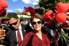Sesazená Rousseffová vyklidila prezidentskou rezidenci, odjela na jih za rodinou