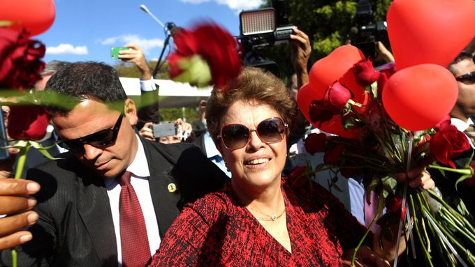 Sesazená brazilská prezidentka Dilma Rousseffová opouští prezidentskou rezidenci.