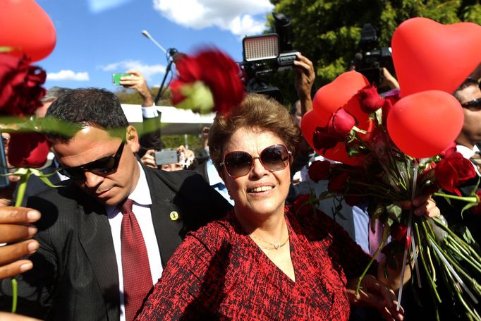 Sesazená brazilská prezidentka Dilma Rousseffová opouští prezidentskou rezidenci.