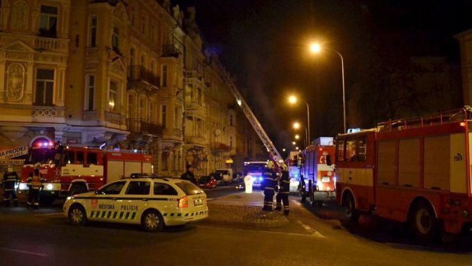 Podkrovní byt vyhořel v noci na úterý v centru Karlových Varů. Oheň zasáhl i část střechy bytového domu.