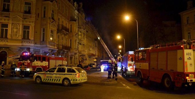 Podkrovní byt vyhořel v noci na úterý v centru Karlových Varů. Oheň zasáhl i část střechy bytového domu.