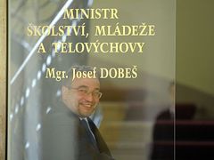 Josef Dobeš úřaduje.