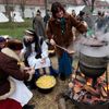 Ženy v dobových kostýmech vaří před vypuknutím rekostruované bitvy u Slavkova