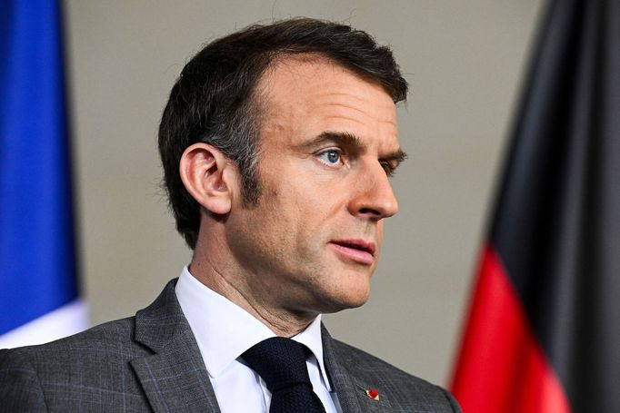 Emmanuel Macron při setkání s polským premiérem Tuskem a německým kancléřem Scholzem 15.3.2024.